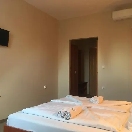 לינה וארוחת בוקר Pelso Panzio 4*