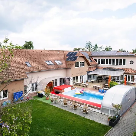 לינה וארוחת בוקר Pelso Panzio 4*